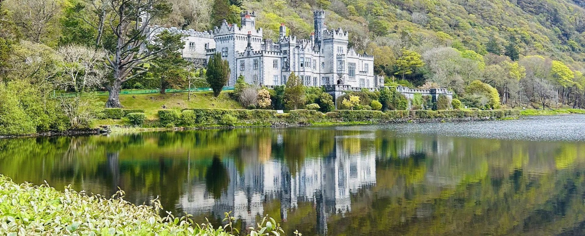 Abadía de Kylemore reflejada en el lago