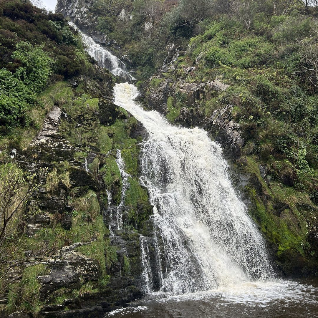 Assaranca Waterfall en la ruta por Irlanda en 14 días