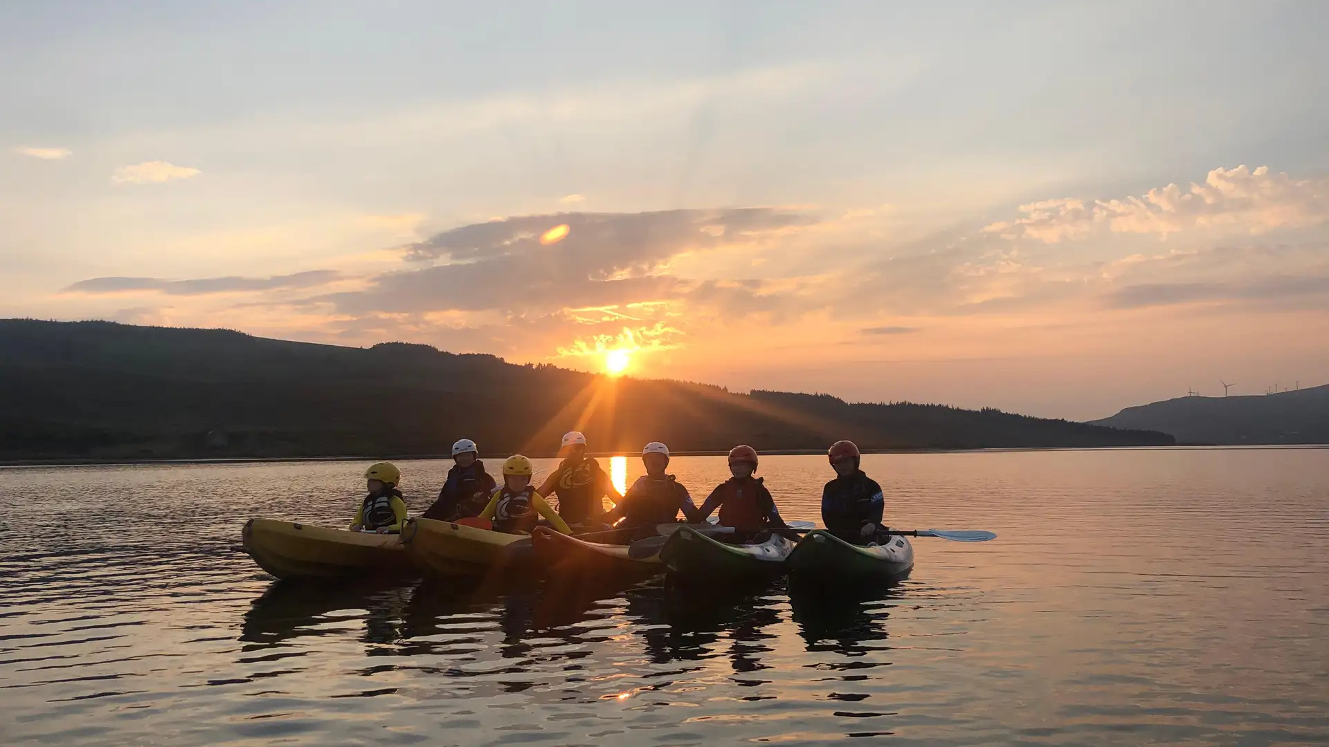 Kayak al atardecer en el lago Dunlewey